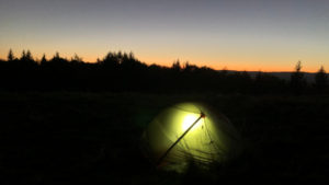 Une tente en bivouac dans la nuit