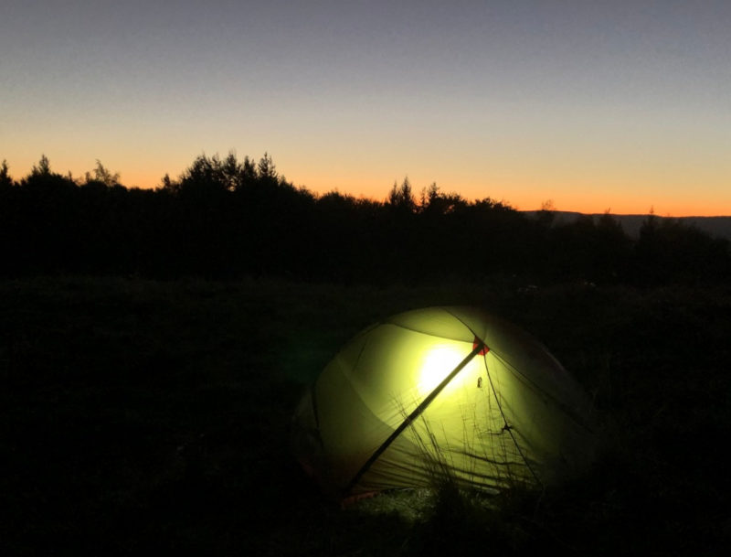 Une tente en bivouac dans la nuit